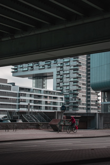 Person, die Fahrrad auf Bürgersteig während reitet