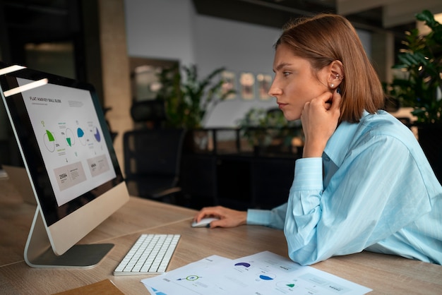 Kostenloses Foto person, die finanzdiagramme im büro analysiert und überprüft