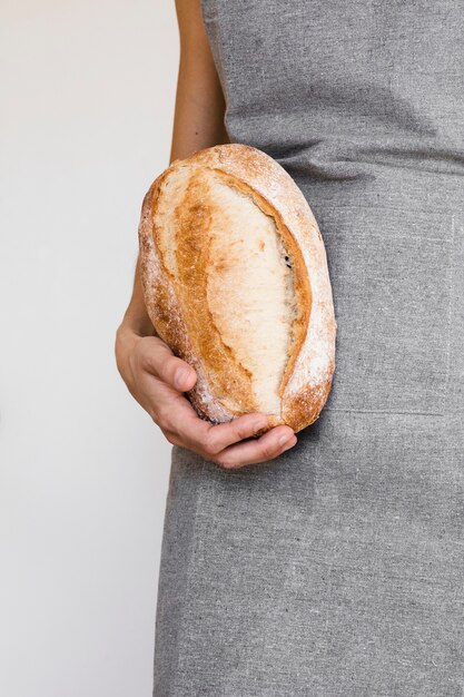 Person, die frisch gebackenes Brot hält