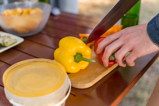 Person, die Gemüse zum Grillen schneidet