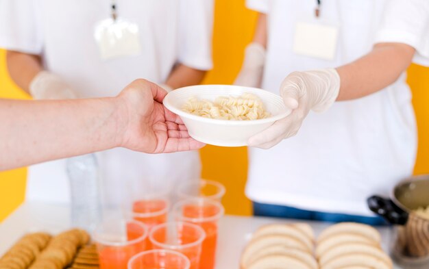 Person, die gespendetes Essen bekommt