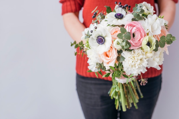 Person, die Hochzeitsblumenstrauß hält