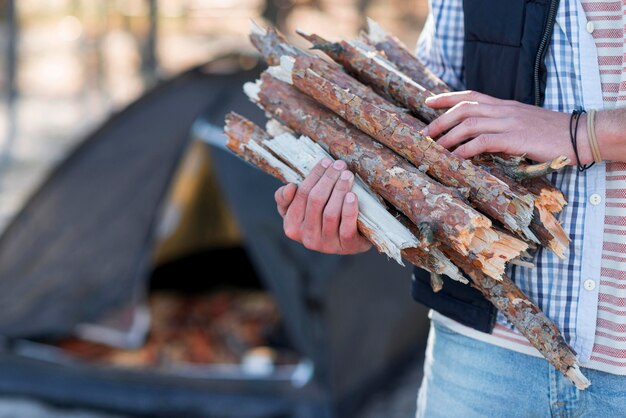 Person, die Holz für Lagerfeuer sammelt