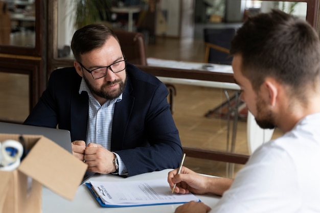 Person, die ihre Arbeitskündigung vorlegt