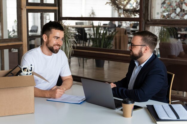 Person, die ihre Arbeitskündigung vorlegt