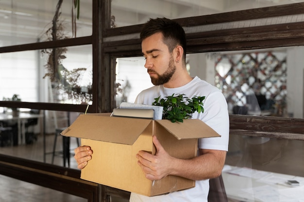 Kostenloses Foto person, die ihre arbeitskündigung vorlegt