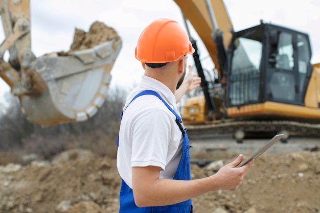 Kostenloses Foto person, die im baugewerbe tätig ist