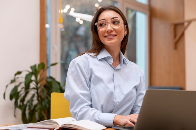 Kostenloses Foto person, die im büro arbeitet