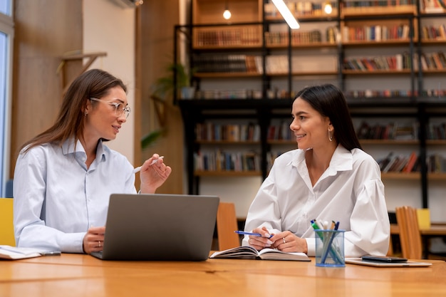 Person, die im Büro arbeitet