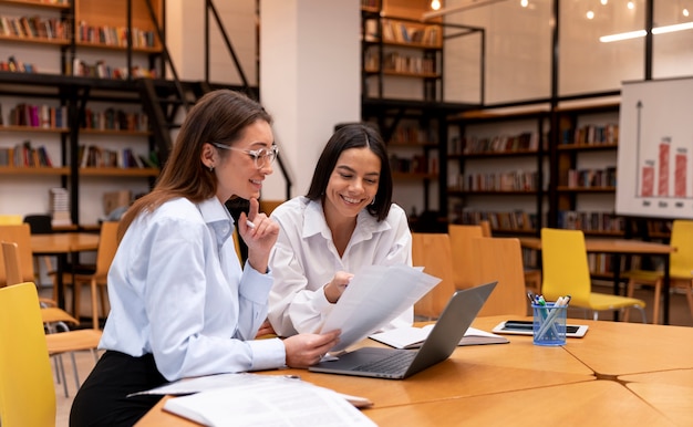 Person, die im Büro arbeitet