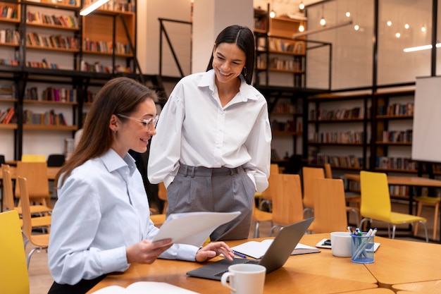 Person, die im Büro arbeitet