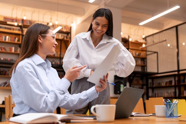 Person, die im Büro arbeitet