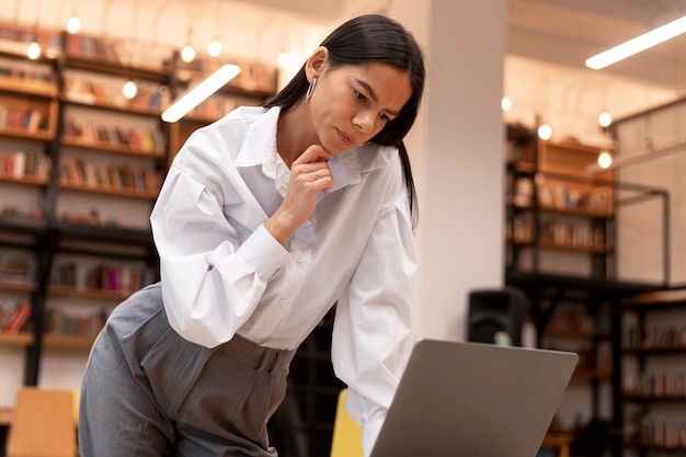 Person, die im Büro arbeitet