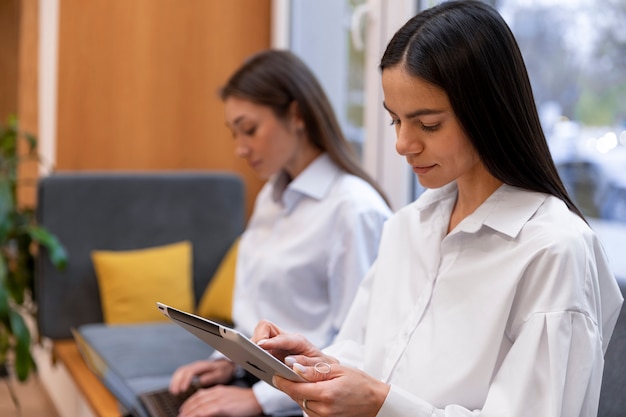 Person, die im Büro arbeitet