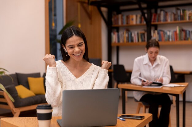 Person, die im Büro arbeitet