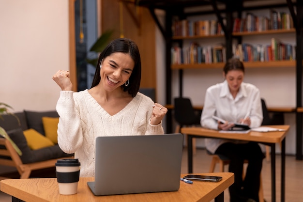 Person, die im Büro arbeitet