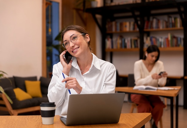 Person, die im Büro arbeitet