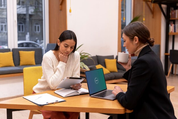 Person, die im Büro arbeitet