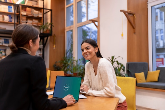 Kostenloses Foto person, die im büro arbeitet