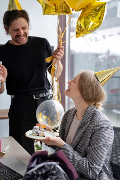 Person, die im Büro Geburtstag feiert