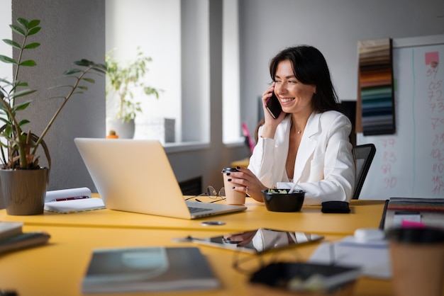 Person, die im Büro Pausen bekommt