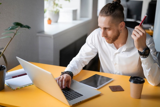 Person, die im Büro Pausen bekommt