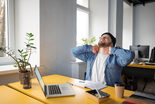 Person, die im Büro Pausen bekommt