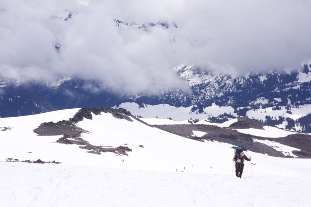 Person, die im Winter einen Spaziergang im Mount Rainier National Park macht