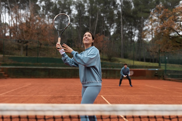 Person, die im Winter Tennis spielt