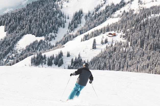 Person, die in den Bergen Ski fährt