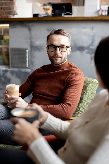 Person, die in der Pause ein Getränk trinkt