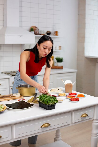 Person, die japanisches Essen kocht