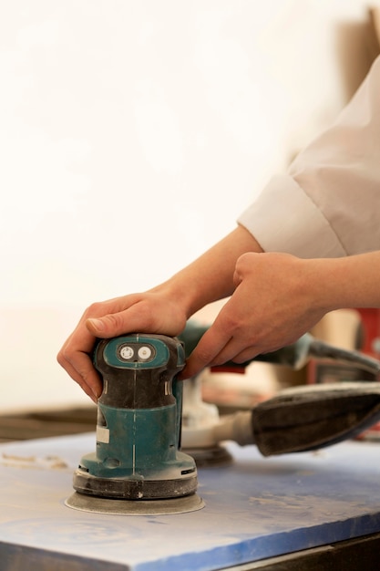 Person, die mit einem Handwerkerjobobjekt arbeitet