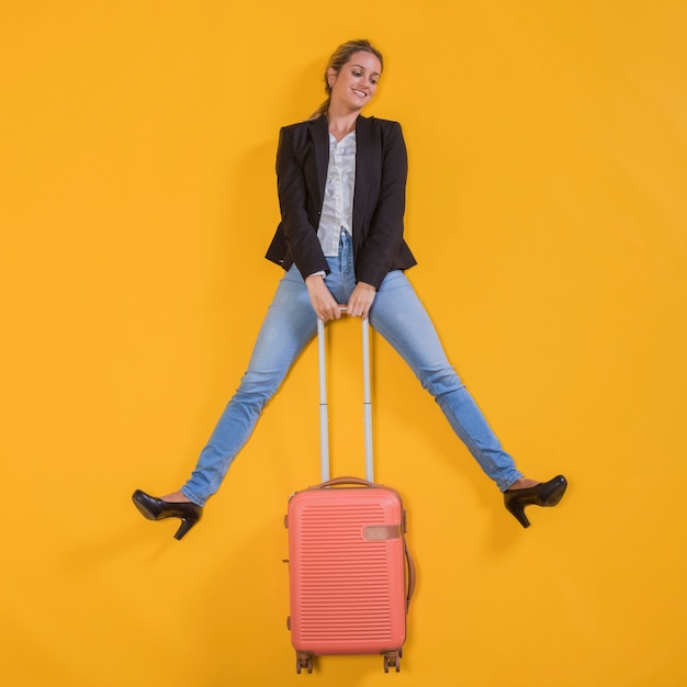 Kostenloses Foto person, die mit einer laufkatze fliegt