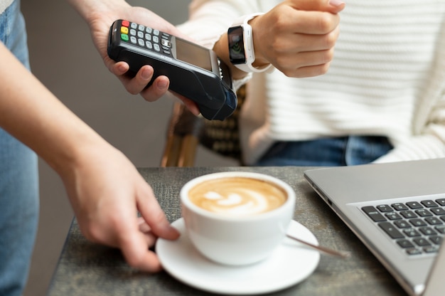 Person, die mit ihrer Smartwatch-Wallet-App bezahlt