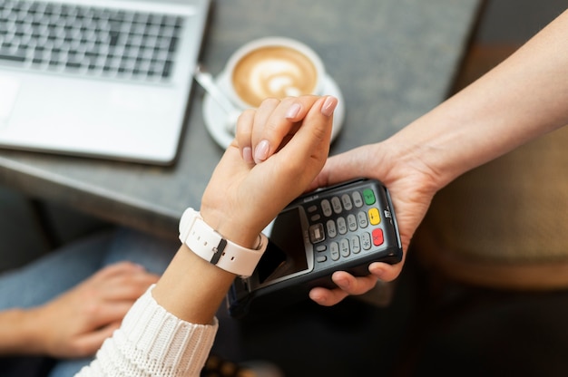 Person, die mit ihrer Smartwatch-Wallet-App bezahlt