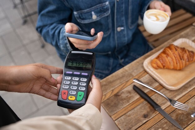 Person, die mit NFC-Technologie bezahlt