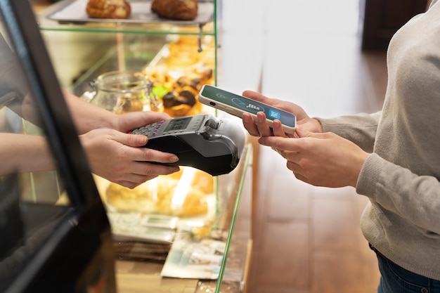 Person, die mit NFC-Technologie bezahlt