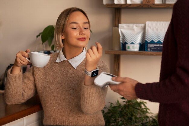 Person, die nfc-technologie verwendet, um die rechnung in einem restaurant zu bezahlen