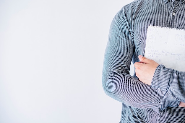 Person, die Notizbuch im Studio hält