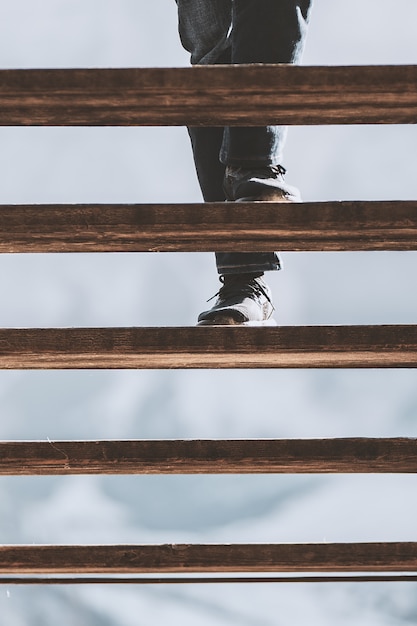 Person, die schwarze Lederschuhe trägt