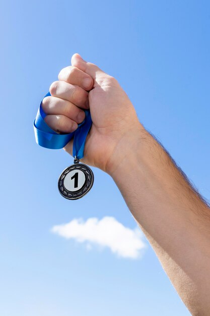 Person, die seine Medaille Nummer eins hält