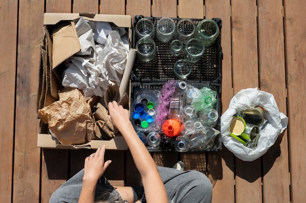 Person, die selektives Recycling von Müll durchführt