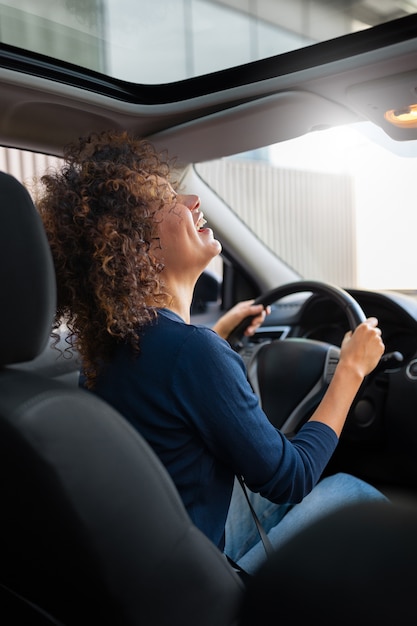 Kostenloses Foto person, die sich auf den führerschein vorbereitet