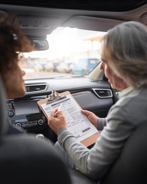 Kostenloses Foto person, die sich auf den führerschein vorbereitet