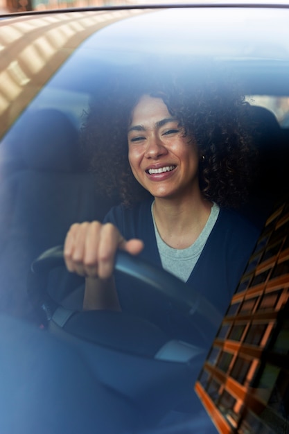 Kostenloses Foto person, die sich auf den führerschein vorbereitet