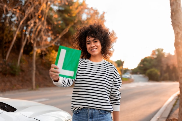 Kostenloses Foto person, die sich auf den führerschein vorbereitet