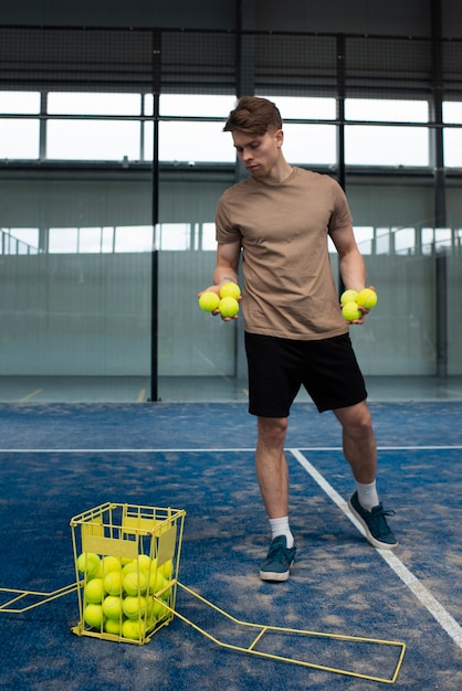 Person, die sich bereit macht, innen Paddle-Tennis zu spielen