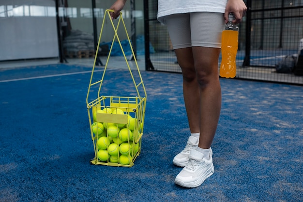 Person, die sich bereit macht, innen Paddle-Tennis zu spielen