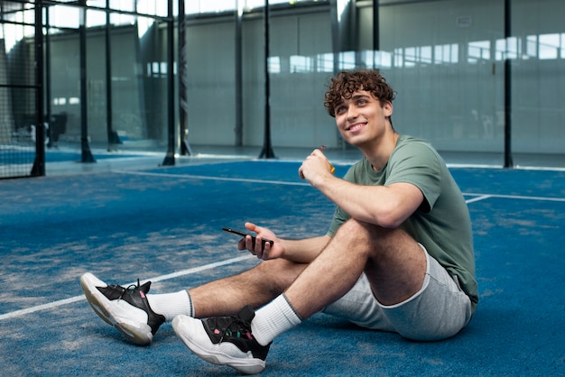 Person, die sich bereit macht, innen Paddle-Tennis zu spielen